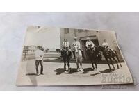 Fotografie Sofia Ofițeri și tineri cu cai în fața manejului școlii