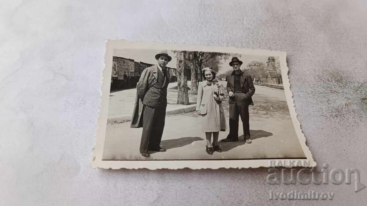 Fotografie Varna Doi bărbați și o femeie pe stradă