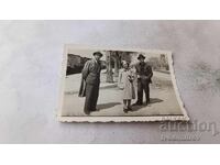 Fotografie Varna Doi bărbați și o femeie pe stradă