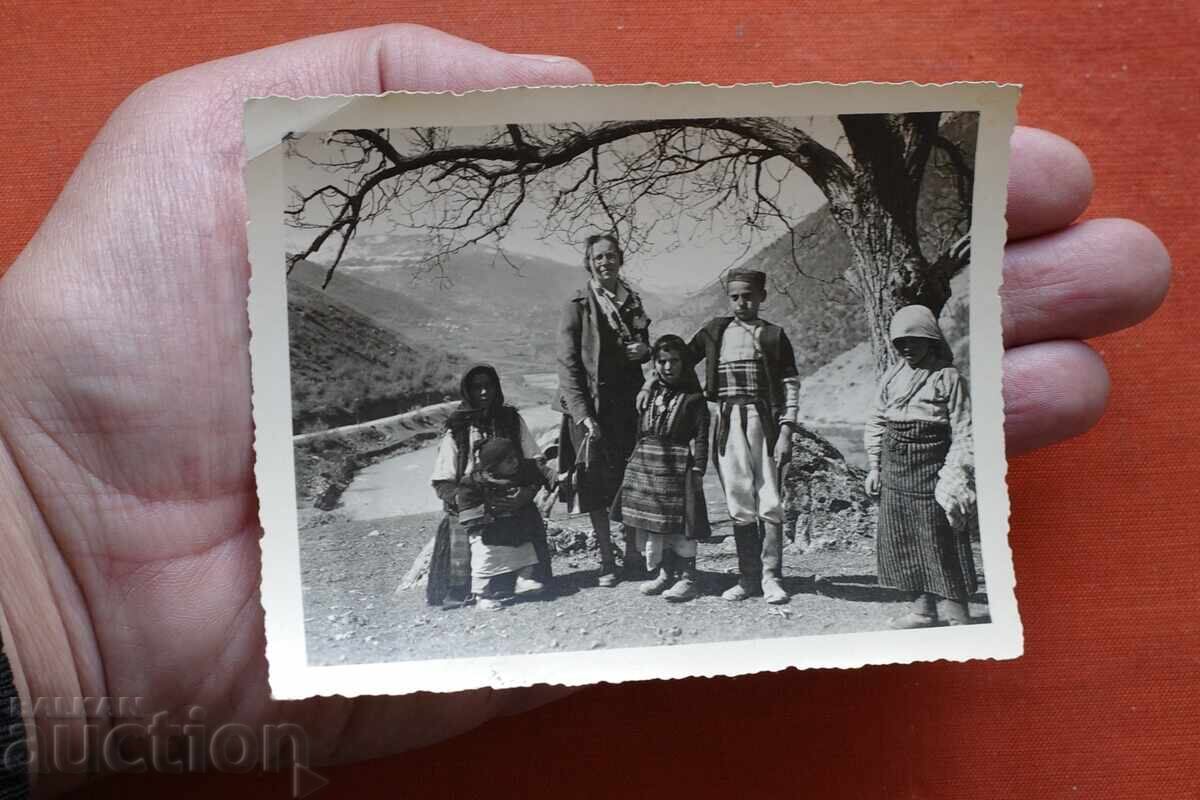 Традиционни Носии с цена € 2.00 | 3.91 лв.