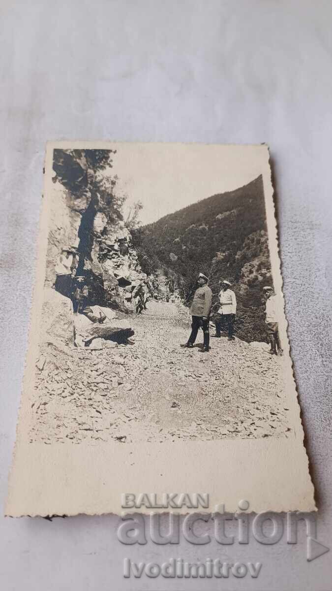 Fotografie ofițeri lângă versantul explodat al unui drum în construcție Fotografie ofițeri lângă versantul explodat al unui drum în construcție