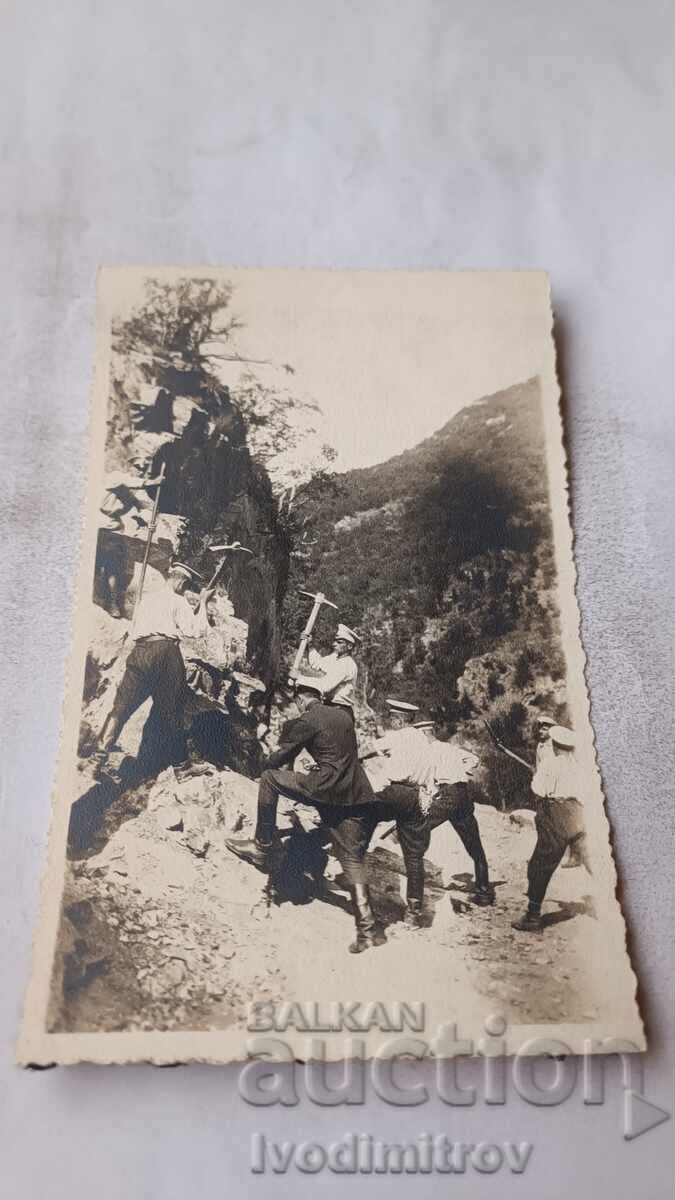 Fotografie ofițeri și soldați pe un drum în construcție Fotografie ofițeri și soldați pe un drum în construcție