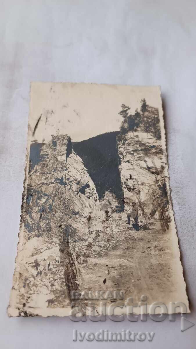 Fotografie ofițer lângă un masiv stâncos explodat