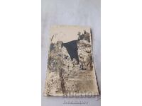 Φωτογραφία αξιωματικού δίπλα σε ανατιναγμένο βραχώδη όγκο