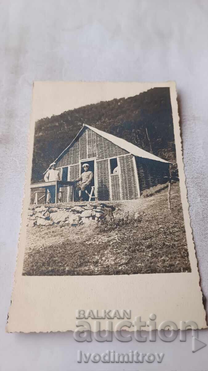Fotografie Doi ofițeri în fața unei barăci la munte