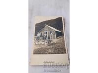 Φωτογραφία Δύο αξιωματικοί μπροστά από παράπηγμα στο βουνό