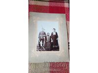 Fotografie Gardist cu sabie scoasă și două femei Carton