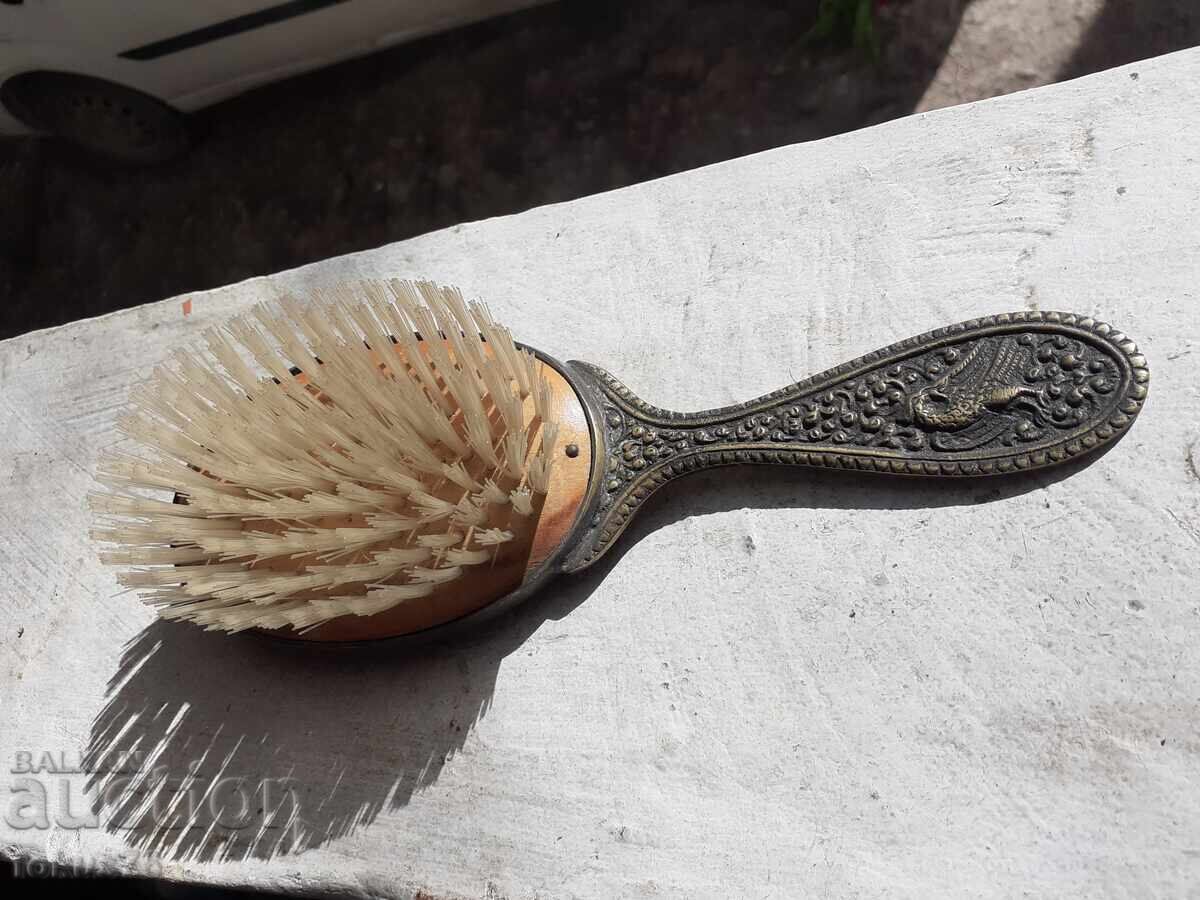 Доставка на Стара антикварна четка за дрехи бронз