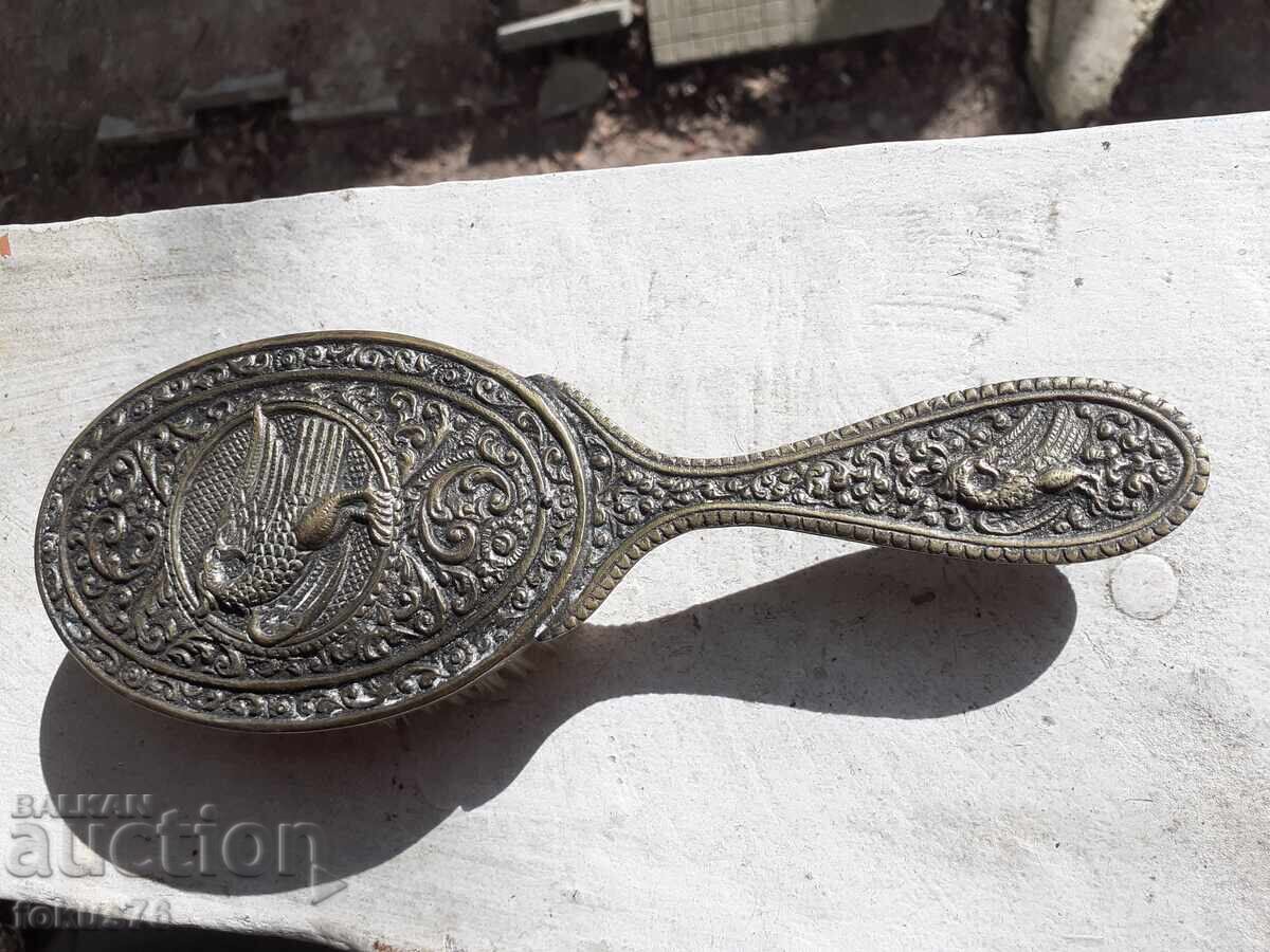 Стара антикварна четка за дрехи бронз