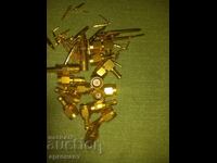 Електронна скрап.  Позлатени части не магнитни.