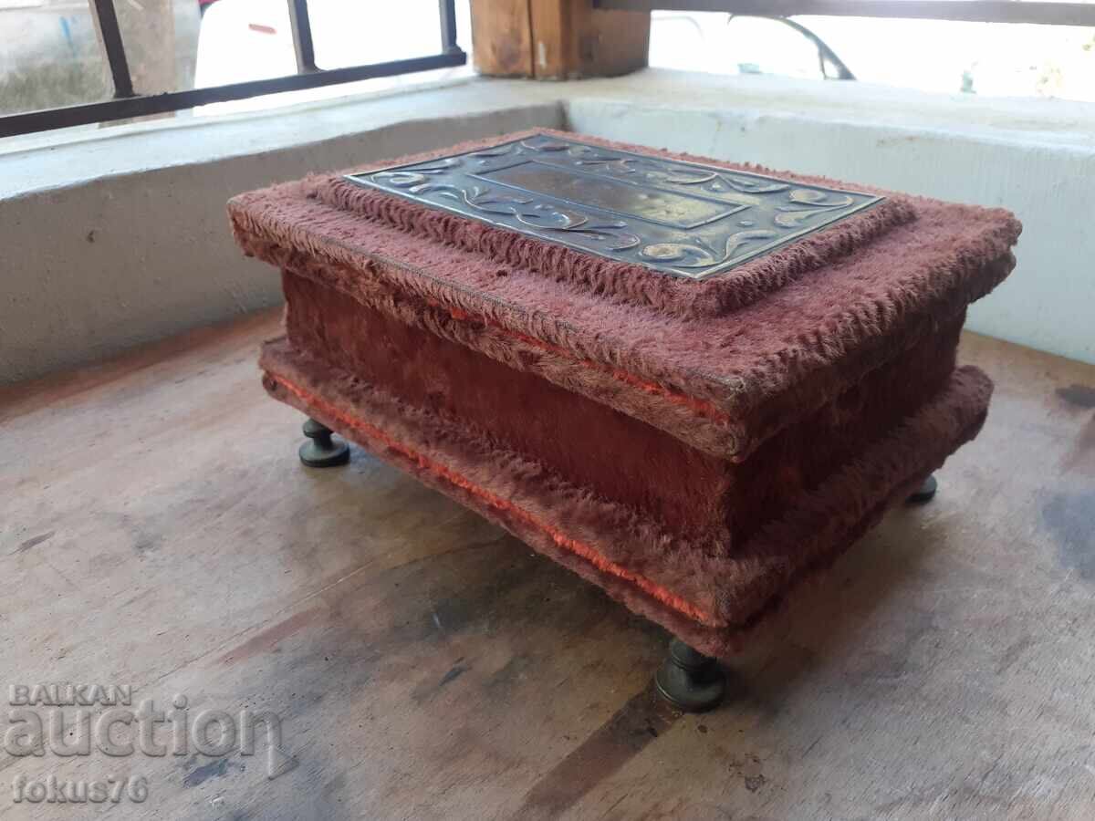 Доставка на Уникална стара антикварна кутия