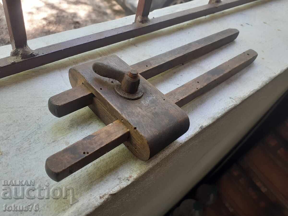 Unealtă veche de tâmplărie pentru măsurat, instrument antic primitiv cu preț € 44.00 | 86.06 BGN
