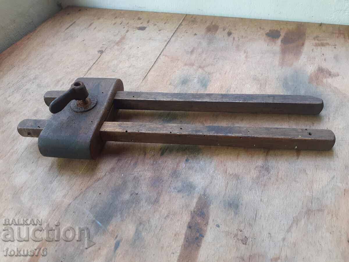 Livrarea Unealtă veche de tâmplărie pentru măsurat, instrument antic primitiv