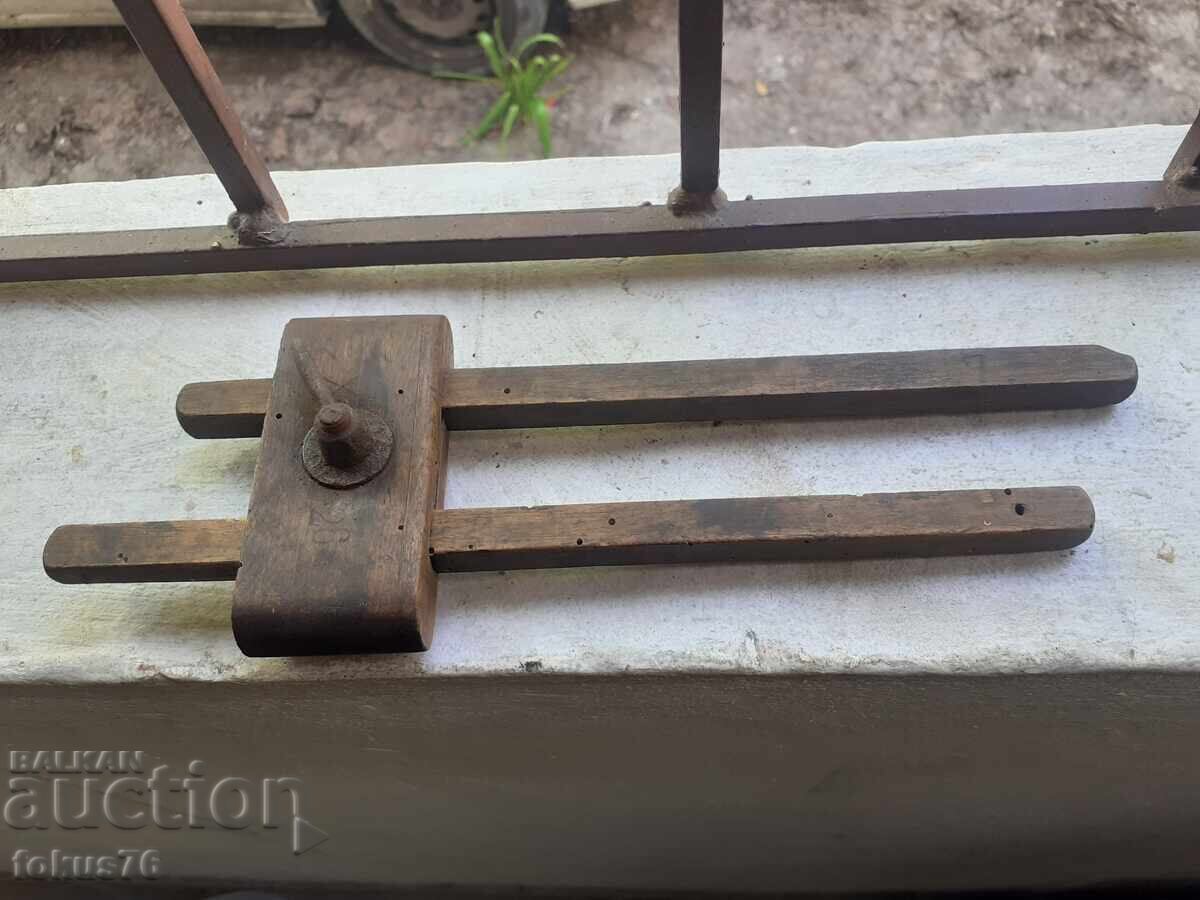 Unealtă veche de tâmplărie pentru măsurat, instrument antic primitiv