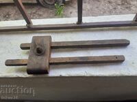 Παλαιό αντίκα ξυλουργικό εργαλείο μέτρησης πρωτόγονο