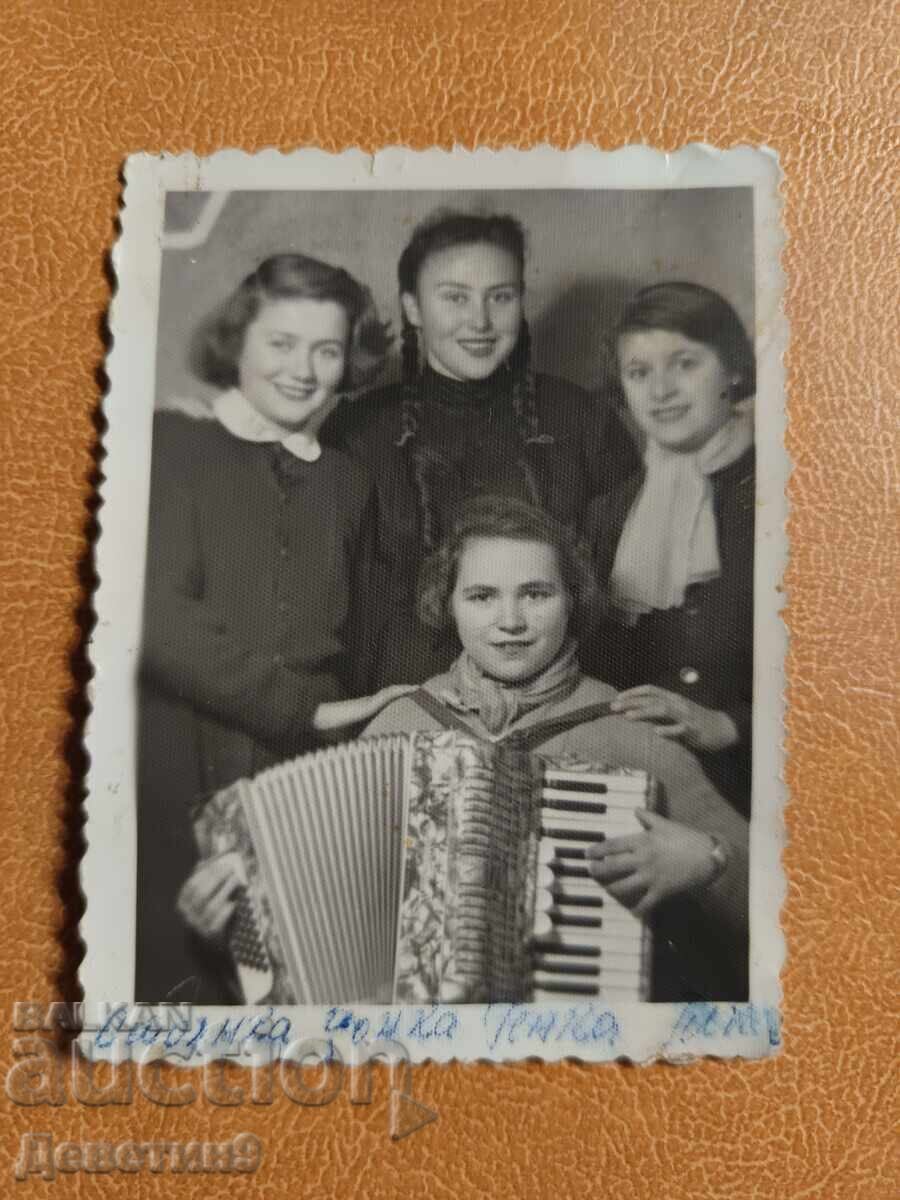 Portret de tinere domnișoare