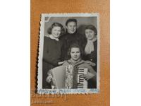 Portret de tinere domnișoare