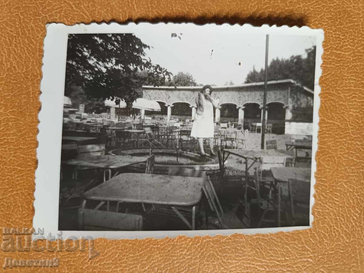 Tânără într-o grădină de vară a unui restaurant