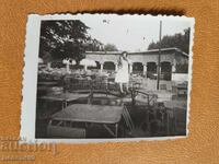 Κοπέλα σε καλοκαιρινό κήπο εστιατορίου