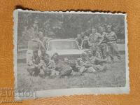 Jiguli înconjurat de soldați