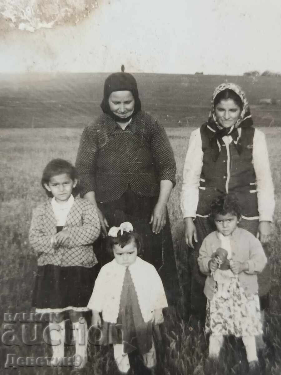 Licitație Bunică, mamă și copii pe câmp Licitație Bunică, mamă și copii pe câmp