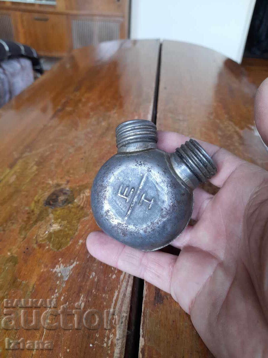 Veche gamelă militară pentru lubrifiant cu preț € 22.00 | 43.03 BGN