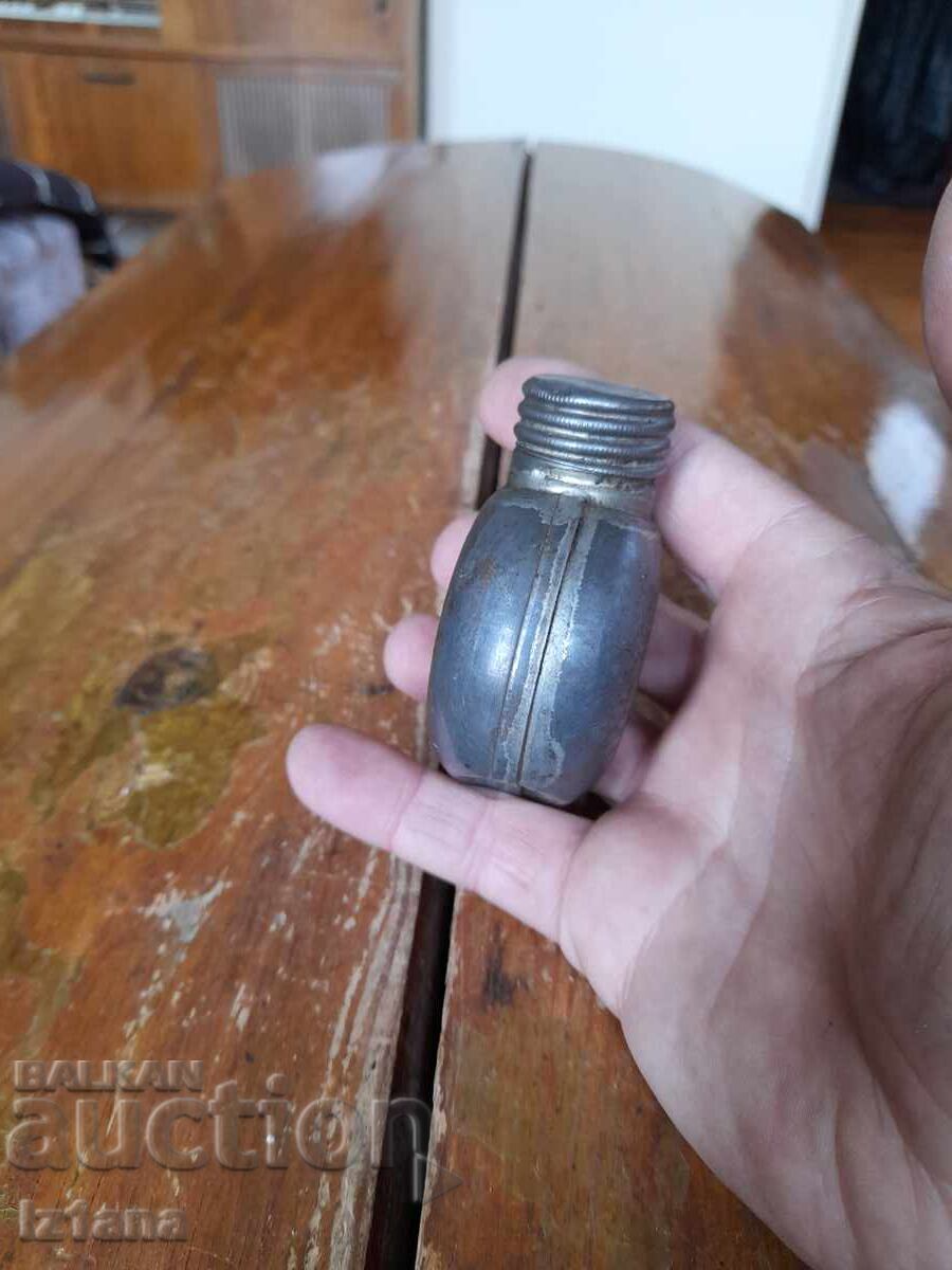 Licitație Veche gamelă militară pentru lubrifiant