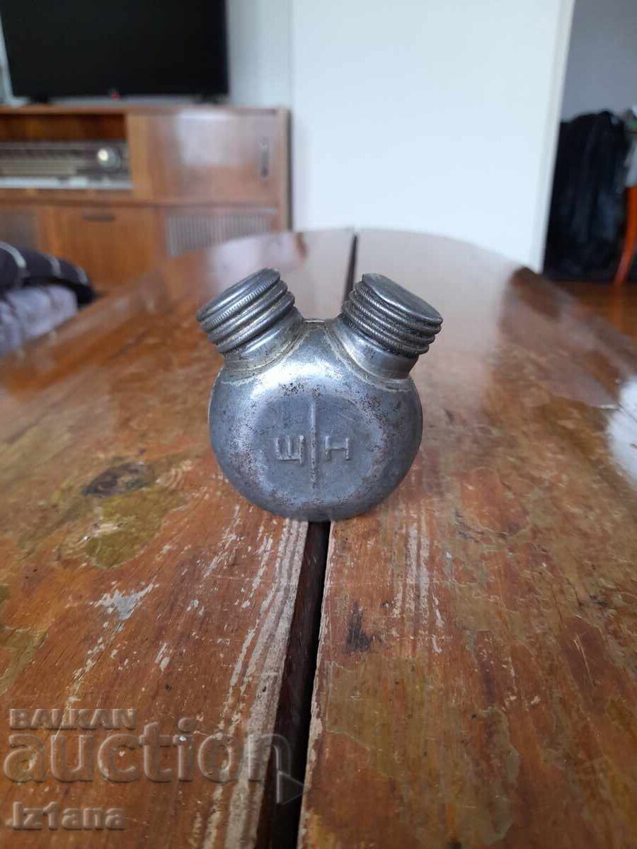 Veche gamelă militară pentru lubrifiant
