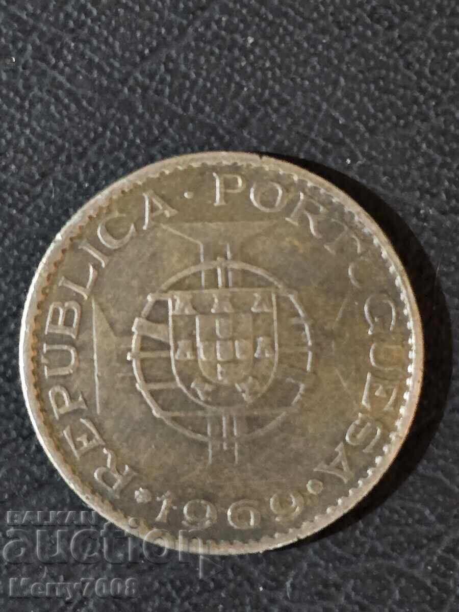 Licitație Vând monedă din Angola cu valoarea nominală de 10 escudo!