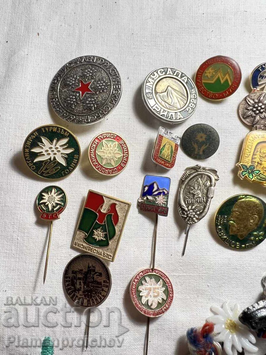 COLECȚIE UNICĂ DE 30 DE INSIGNE TURISTICE RARE cu preț € 3.50 | 6.85 BGN