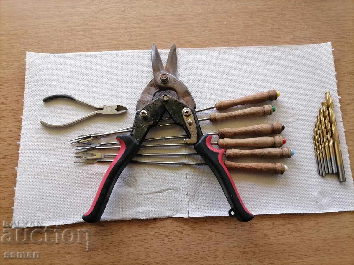 Licitație Lot de secatoare, furci, burghie, foarfecă pentru metal