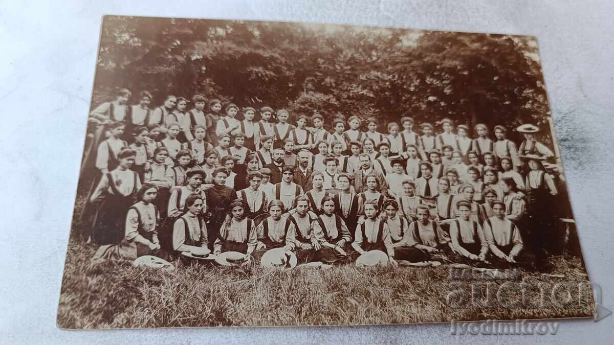 Fotografie Eleve cu profesorii lor în parc 1906