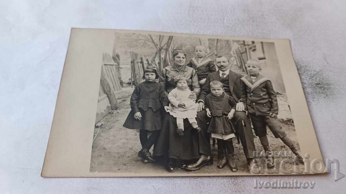Fotografie: Întreaga familie în curte în timpul războiului, 1918