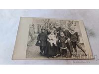 Φωτογραφία: Ολόκληρη η οικογένεια στην αυλή κατά τη διάρκεια του πολέμου 1918