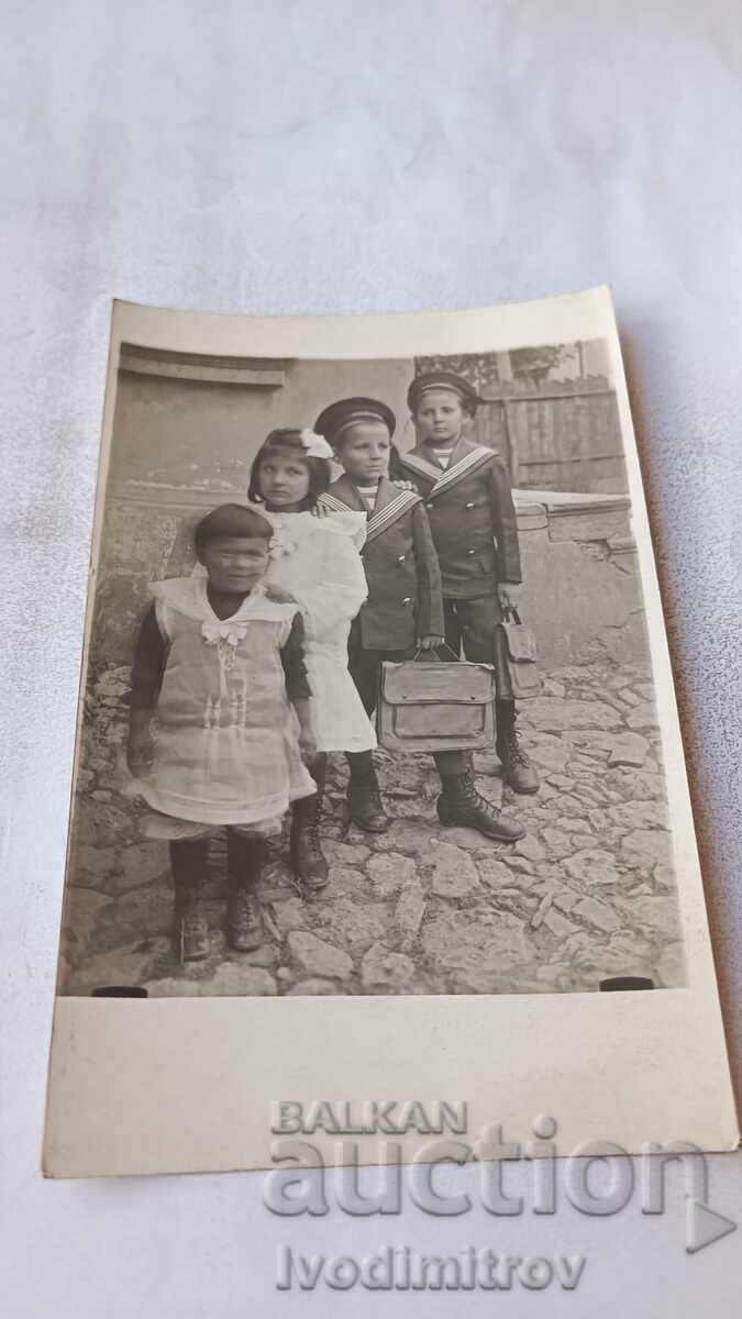 Fotografie Patru copii în curte în timpul războiului 1917