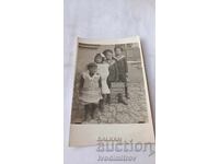 Φωτογραφία Τέσσερα παιδιά στην αυλή κατά τη διάρκεια του πολέμου 1917