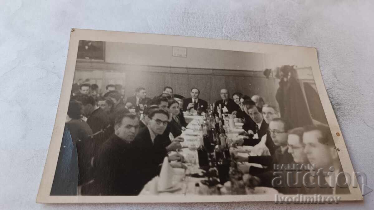 Fotografie Șumen Bărbați și femei la cină în a II-a berărie din Șumen