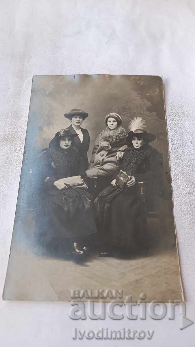 Fotografie București Patru femei în paltoane de iarnă