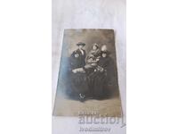 Fotografie București Patru femei în paltoane de iarnă