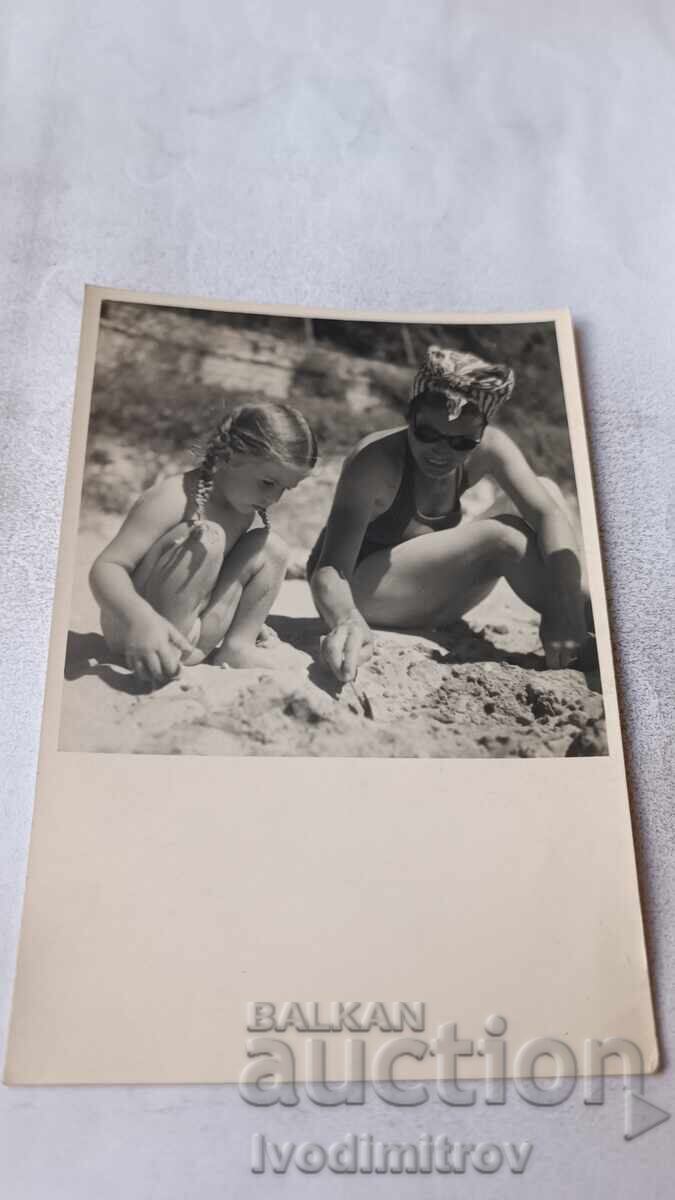 Φωτογραφία Γυναίκα και αγοράκι στην παραλία