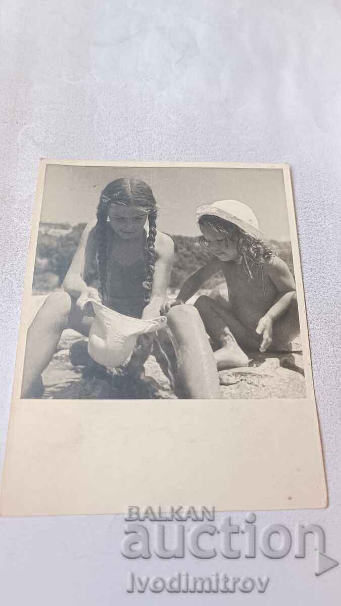 Fotografie Două fete pe plajă