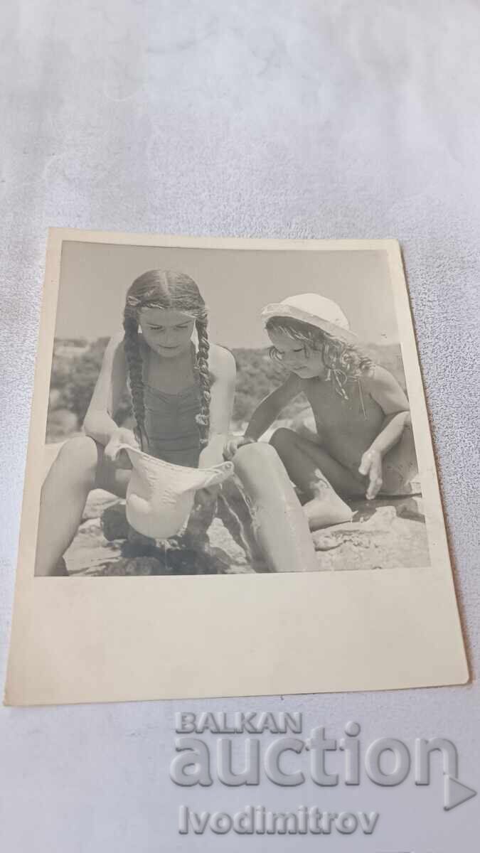 Fotografie Două fete pe plajă
