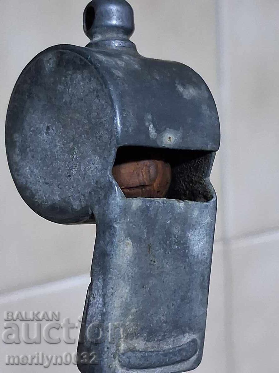 Стара метална полицейска свирка