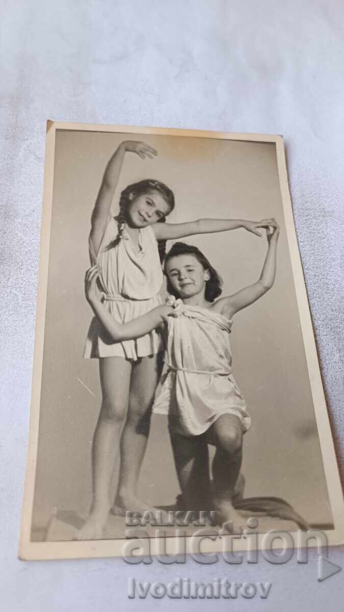 Foto Două fete tinere