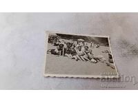 Fotografie băiat și fete pe plajă