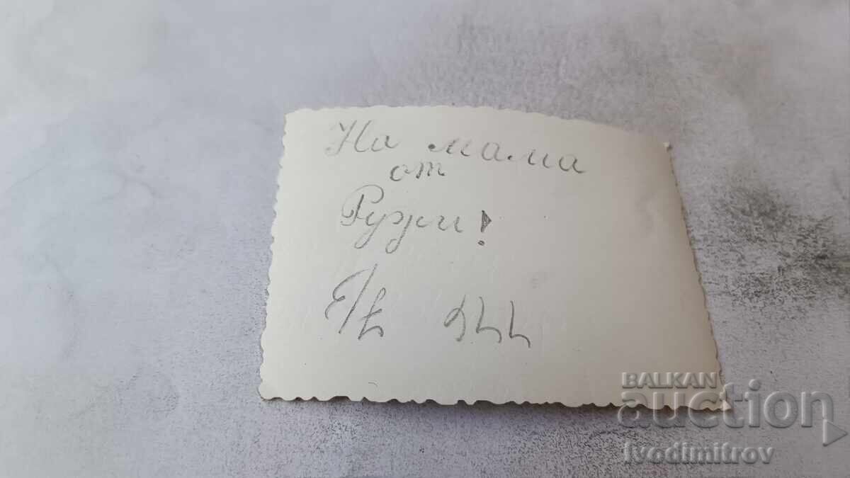 Φωτογραφία Τρία κορίτσια στην ακροθαλασσιά με τιμή € 0.86 | 1.68 BGN