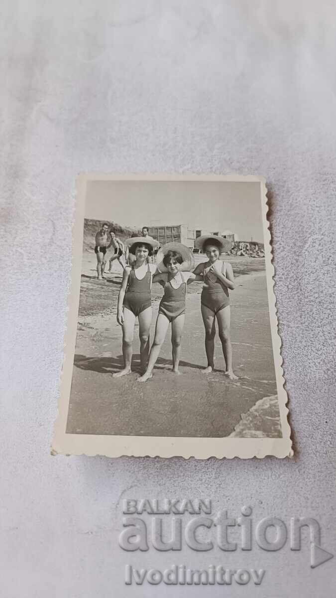 Φωτογραφία Τρία κορίτσια στην ακροθαλασσιά