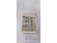 Φωτογραφία Τρία κορίτσια στην ακροθαλασσιά