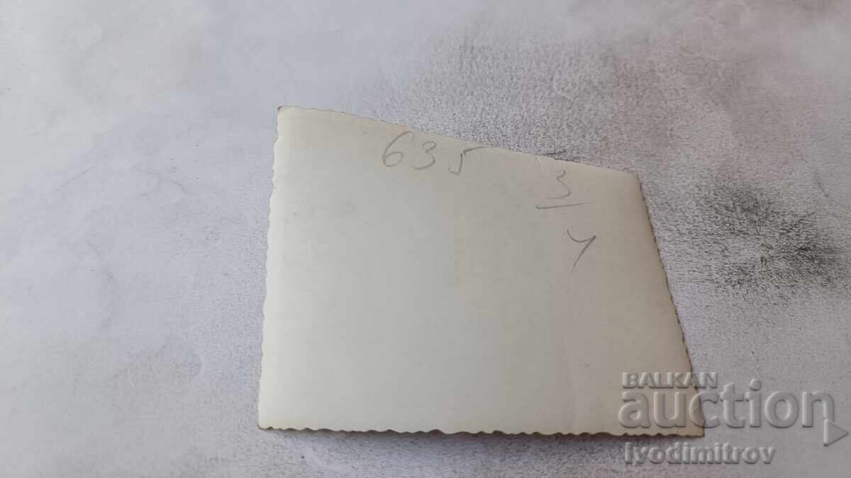 Φωτογραφία άνδρες γυναίκες και παιδιά στην ακροθαλασσιά με τιμή € 0.74 | 1.45 BGN