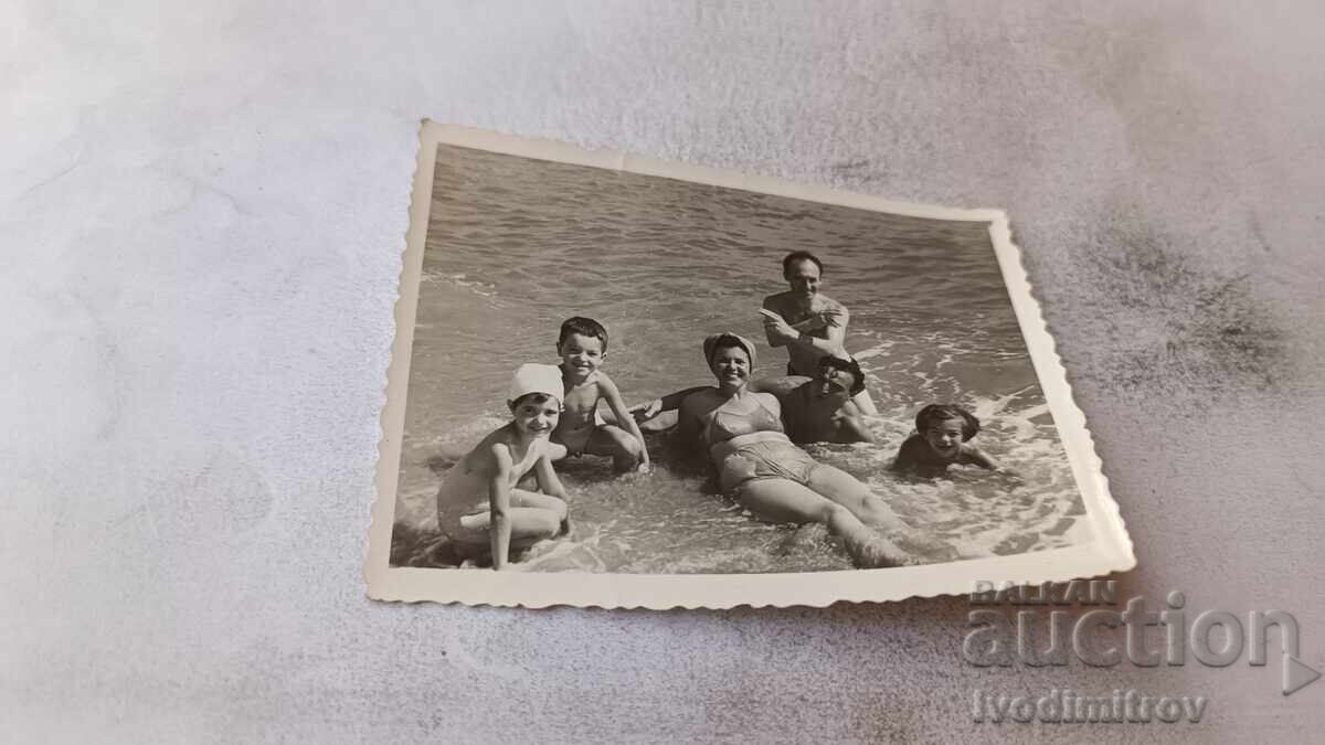 Φωτογραφία άνδρες γυναίκες και παιδιά στην ακροθαλασσιά